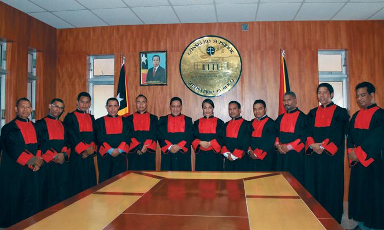 Os cinco formandos do IV Curso de Magistrados e Defensores Públicos, realizado de 2012 a 2014 a contar da esquerda: Dr. Matias Soares, Dr. Luís Hêrnani Rangel da Cruz, Dr. Ambrósio Freitas, Dr.