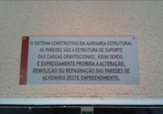 A construtora apresentou aos moradores uma orientação referente à possíveis intervenções no imóvel, foram fixadas placas informativas (Figura 13) alertando sobre a impossibilidade de alterações dos