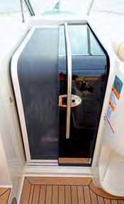 OPÇÕES DE PRIVACIDADE A cabine só tem um camarote fechado, no meio do casco.