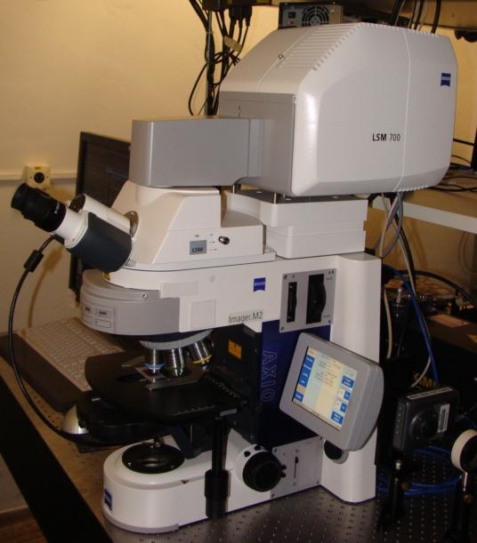 Microfabricação via polimerização por absorção de dois fótons 57 O microscópio utilizado nesse trabalho é da marca Carl Zeiss, modelo LSM 700, cuja foto é apresentada na Fig. 3.20. Figura 3.