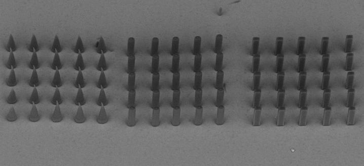 Resultados 66 (a) 60 µm (b) (c) (d) 10 µm Figura 5.4 (a) Imagem de MEV de microambientes com diferentes formas (cones, cilindros e paralelepípedos).