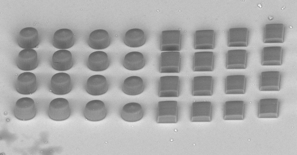 Resultados 68 40 µm Figura 5.6 - Imagem de MEV (vista inclinada) de um microambiente fabricado para o estudo de crescimento celular.