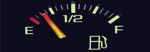 O marcador da quantidade de combustível do carro do senhor Alberto está dividido em 16 partes iguais, onde a letra E representa que o tanque está vazio, e a letra F representa que o tanque