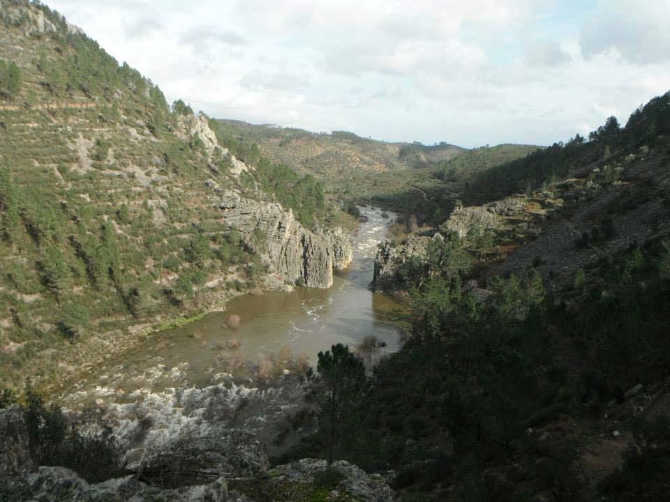 A paisagem cá em cima é deslumbrante!!! A progressão até aqui foi mais lenta. A subida foi abrupta. Estamos eu e o Hugo. O resto do grupo já vai mais à frente.