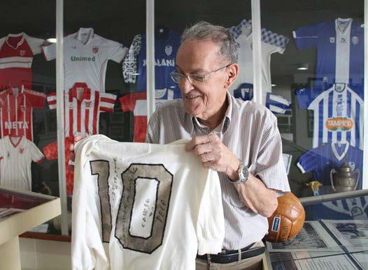 4 Maceió,terça-feira, 0 HISTÓRIAS IMPERDÍVEIS Arquivo Público promove Chá de Memória sobre Alagoas nas Copas do Mundo Evento traz Lauthenay Perdigão e o cronista Antônio Torres para um bate-papo