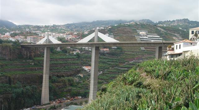 Via Rápida da Saída Oeste do Funchal. Ponte dos Socorridos. Ilha da Madeira, PORTUGAL Secretaria Regional do Equipamento Social e Transportes Voie Rapide de la Sortie Ouest de Funchal.