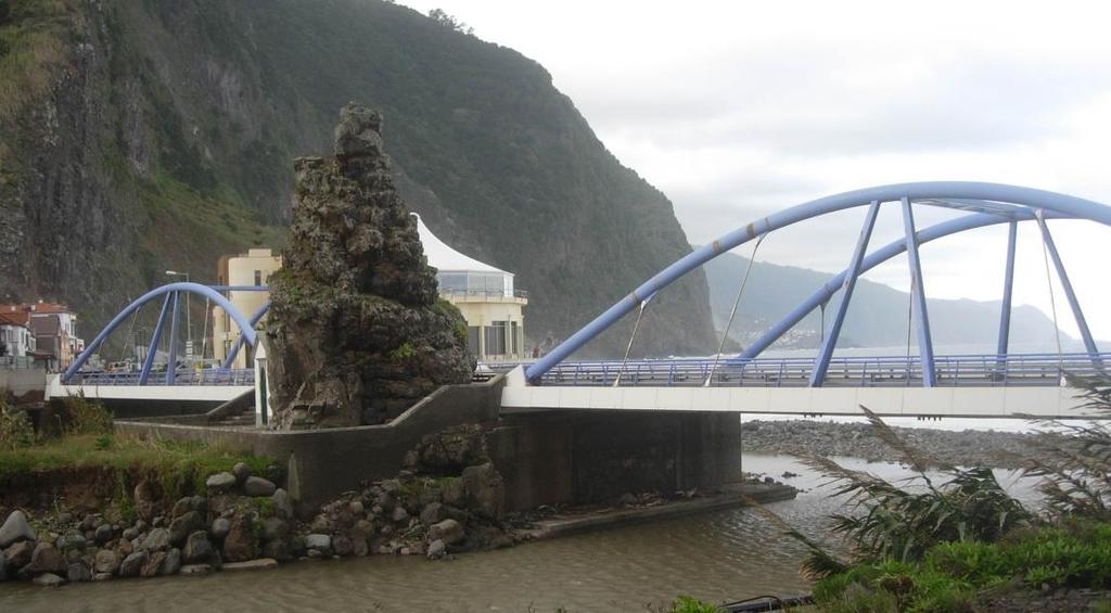 Reconstrução da Ponte da Ribeira de São Vicente, Ilha da Madeira, PORTUGAL Secretaria Regional do Equipamento Social e Transportes 2001-2004 Reconstruction du pont de la rivière de