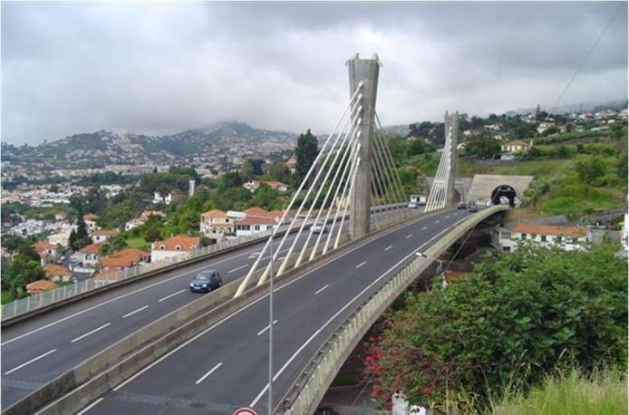 Circular à Cidade do Funchal à Cota 200, Ilha da Madeira, PORTUGAL Secretaria Regional do Equipamento Social e Transportes Contournement à la Ville de Funchal au Niveau