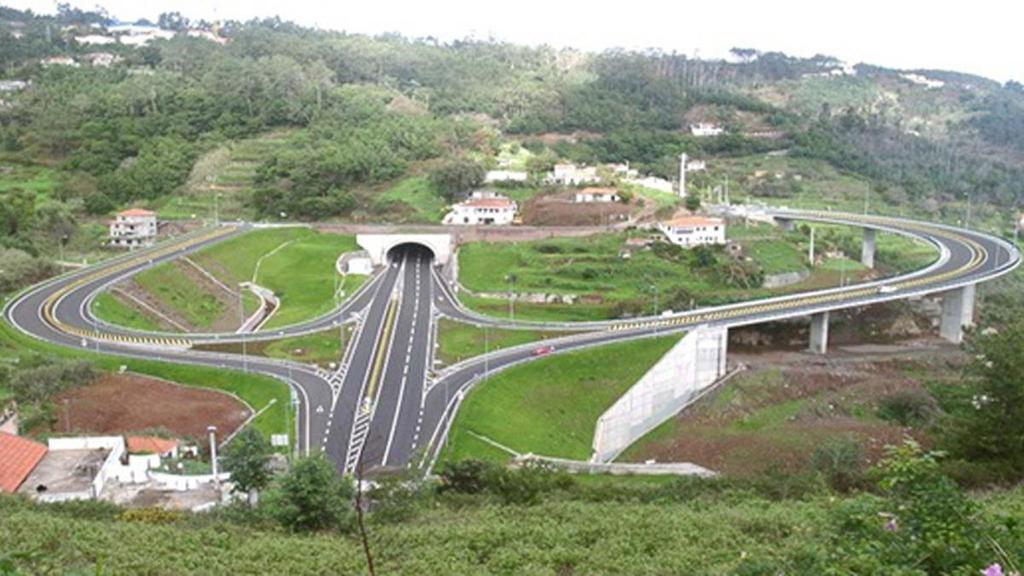 Nova ligação Caniço / Camacha, Ilha da Madeira, PORTUGAL Secretaria Regional do Equipamento Social e Transportes 2005 Nouvelle Liaison Routière