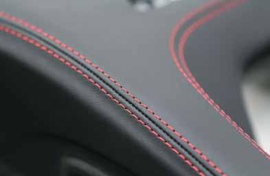 da jeans e outros materiais pesados. É caracterizada ção para a costura de malhas e tecidos planos finos cabo), melhora o padrão de costura nas costuras agulha e um padrão de costura incorreto.