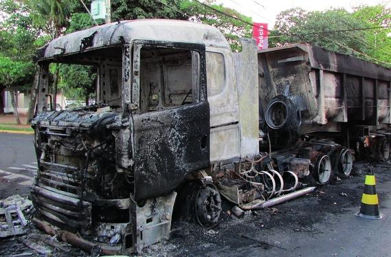 Quadrilha com cerca de 40 pessoas utilizou 13 veículos em assalto à Protege Um dos caminhões queimados usados pelos bandidos para impedir que PMs saíssem de quartel A Polícia Militar de Araçatuba