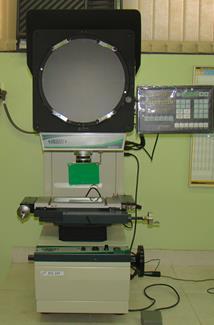o mesmo procedimento. O equipamento utilizado possui resolução de 0,5 µm e capacidade de medição de 50 mm no eixo horizontal e 50 mm no eixo vertical.