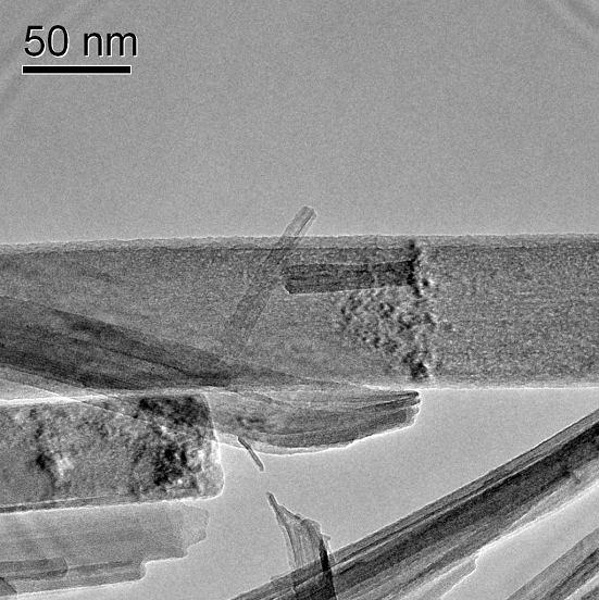 68 A figura 43 mostra esta morfologia mista e confirma a existências de nanofitas muito largas, como pode ser visto na figura 43(b) na parte superior.