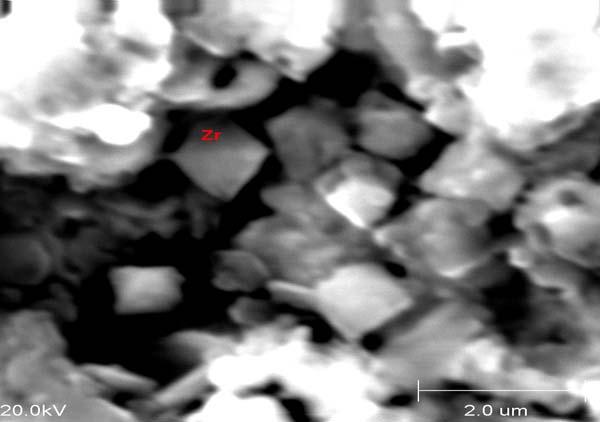 largura de 0,79µm. A outra fase identificada é a matriz de zircônia 3YTZP. O aspecto dos grãos tem característica tetragonal e cúbica, conforme figura 49.