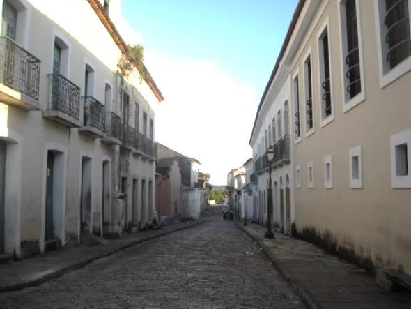 65 Figura 17 Rua da Estrela (A) e Rua Direita (B) A B Quanto às vedações, é importante destacar que a planta da edificação sofreu alterações ao longo dos anos, tendo sido