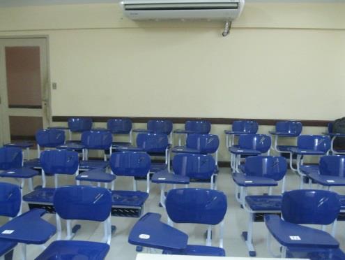 66 No prédio, existem salas de aula naturalmente ventiladas (Figura 18), todas com ventiladores de parede instalados, e ambientes com equipamento de ar condicionado (do tipo split) instalado.