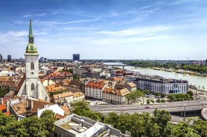 pagina 6 DIA 6 / TERCA-FEIRA BUDAPEST - BRATISLAVA - PRAGA Café da manhã e saída para Praga passando por Bratislava, capital da eslováquia. Tempo livre para passeios pelo centro antigo.