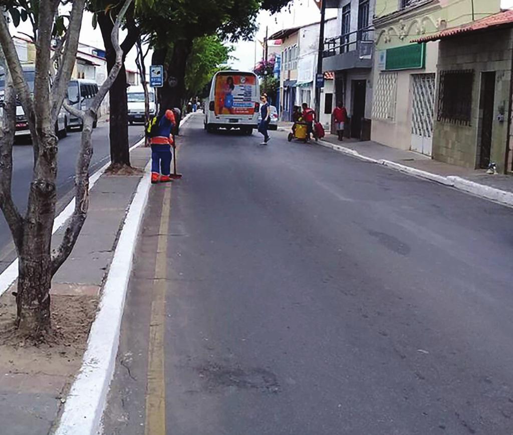 PRIMEIRO DIA 3 TODOS OS ESFORÇOS PARA LIMPAR A CIDADE Um verdadeiro mutirão foi iniciado nas primeiras horas da manhã para mudar a cara da cidade.