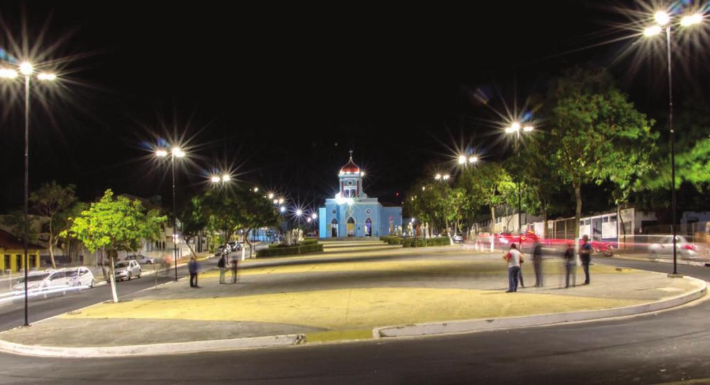 6 SERVIÇOS PÚBLICOS ILUMINAÇÃO, SINÔNIMO DE SEGURANÇA. Praça do Santuário iluminada. Muitos esforços foram feitos para manter a cidade iluminada em 2017. Inspeção de 7.200 pontos de iluminação.