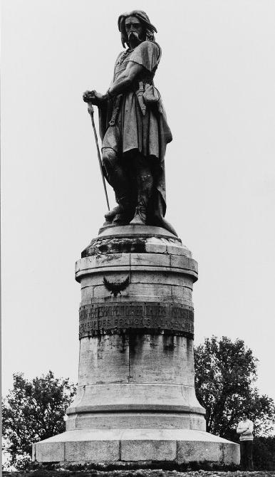 II. III. Figura II: Monumento em homenagem a ao herói gaulês Vercingetórix.