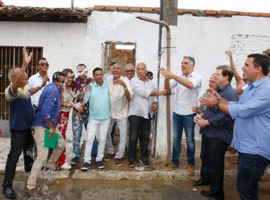 Infraestrutura NOVOS SISTEMAS DE ABASTECIMENTO DE ÁGUA SÃO INAUGURADOS EM LAGARTO Infraestrutura FÁBIO REIS ASSINA ORDEM DE SERVIÇO EM SÃO CRISTÓVÃO FOTO: VICTOR RIBEIRO A população dos Povoados