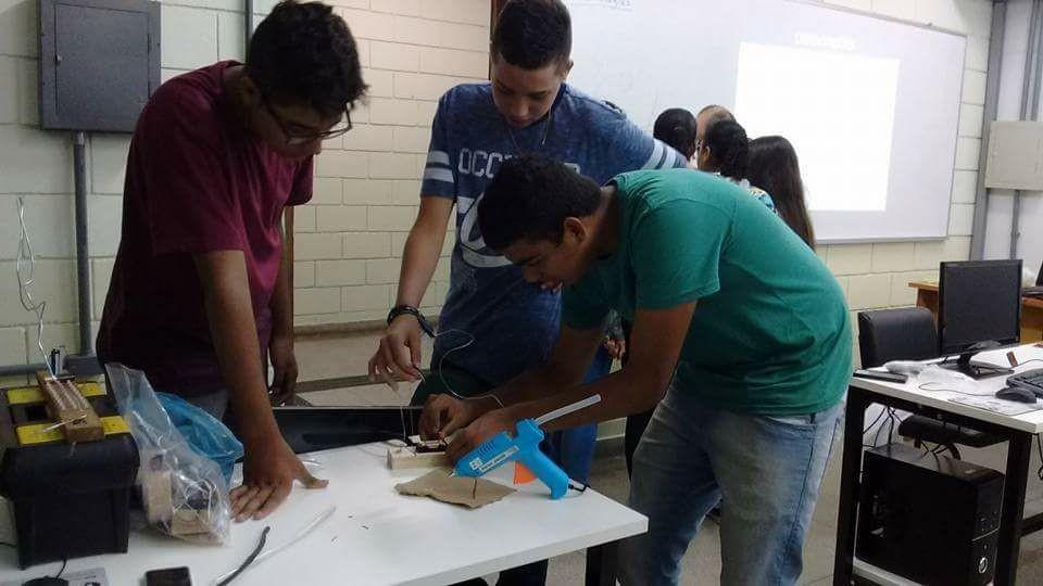 Figura 3 - Aluno de Itatiba, São Paulo, fazendo a apresentação do aplicativo. As atividades do quarto módulo são voltadas para a programação física, os alunos trabalham no Scracht for Arduíno (S4A).