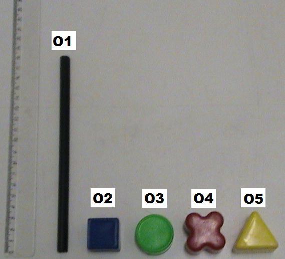 Cinco objetos de plástico com diferentes formas (Figura 5) foram empregados na Etapa 2, o treino da habilidade de pegar e devolver objetos. Figura 5.