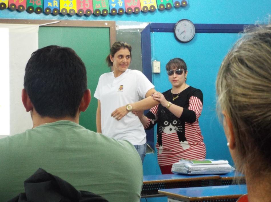 Os professores também receberam orientações sobre como adequar ou adaptar as atividades para os alunos com deficiência visual e como trabalhar com esses alunos em sala de aula (Figura 2).