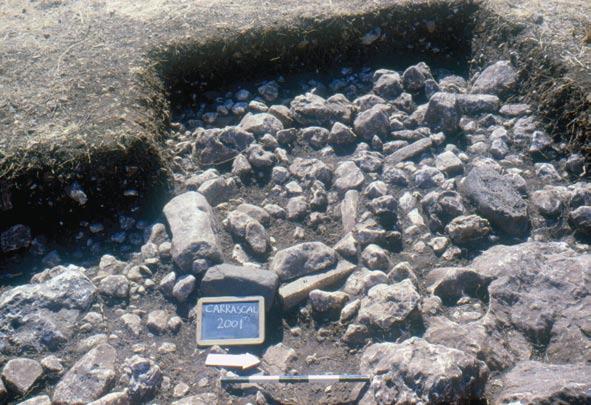 A escavação foi iniciada pela marcação no terreno de uma área de 2 m 2 m, a qual foi aprofundada, por níveis artificiais de 10 cm, até se ter atingido um espesso e contínuo manto pedregoso,