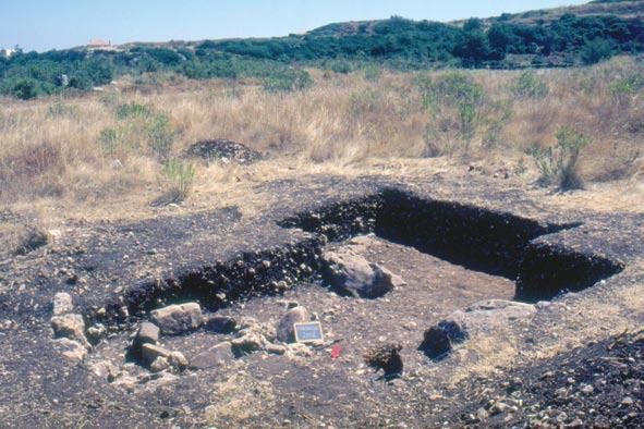 a presença, na camada superior, remexida, de fragmentos de cerâmicas campaniformes incisas, cujas pequenas dimensões e rolamento indiciam a sua proveniência na área envolvente, depois de um