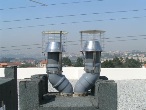 a) b) Figura 4: Dispositivos implementados, a) Ventilador estático na conduta da instalação sanitária, b) grelhas auto-reguláveis instaladas nos quartos e sala.