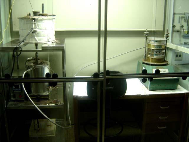 Metodologia Experimental 50 instalada num reservatório de inox, isolado por uma cuba de fiber-frax (material patenteado isolante e flexível).