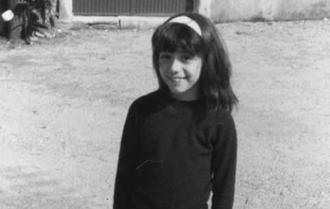 CLÁUDIA SOUSA, PRIMATOLOGIA, p179 Foto: arquivo pessoal de Cláudia Sousa Cláudia Sousa com 6 anos de idade, 1981 grafias e lenços africanos decoram a sala, onde também marca presença um pequeno