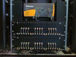 STB Chronos O Bastidor Principal (Cabeça de Rede) está equipado com o sistema de transmodulação DVBS2COFDM com 7 Transmoduladores DVBS/S2-COFDM T.