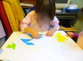 Esta atividade requer das crianças o reconhecimento da forma de figuras geométricas, explorando a identificação de propriedades das mesmas.