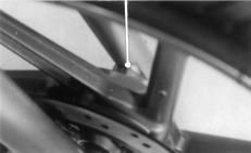 CBX200S ESTÁGIO 7: Instale a roda dianteira entre os amortecedores introduzindo o disco do freio entre as pastilhas do cáliper.