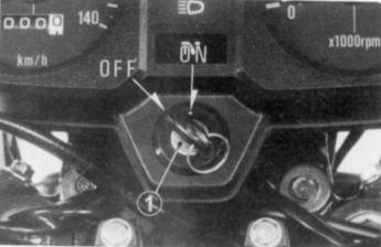 Interruptor de ignição O interruptor de ignição (1) está posicionado abaixo do painel de instrumentos.