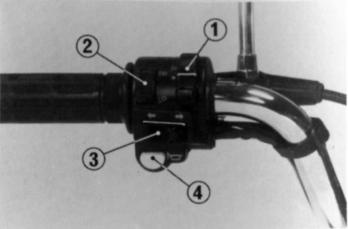 Interruptor do farol (1) O interruptor do farol (1) possui duas posições: e OFF, marcada por um ponto vermelho. : Lanterna traseira, luz de posição e lâmpadas do painel de instrumentos ligadas.