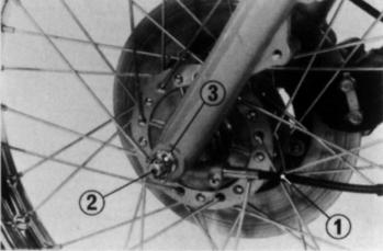 Aperte a porca do eixo com o torque indicado e instale uma nova cupilha, dobrando suas extremidades. TORQUE: 40-50 N.m (4,0-5,0 kg.m) c * Substitua a cupilha sempre que remover a roda dianteira. 3.