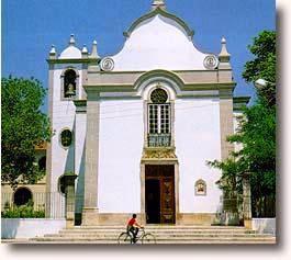 » A actual igreja, que perdeu o seu aspecto antigo, é de nave única e sete altares. A composição do tecto é do mestre Carlos Reis.