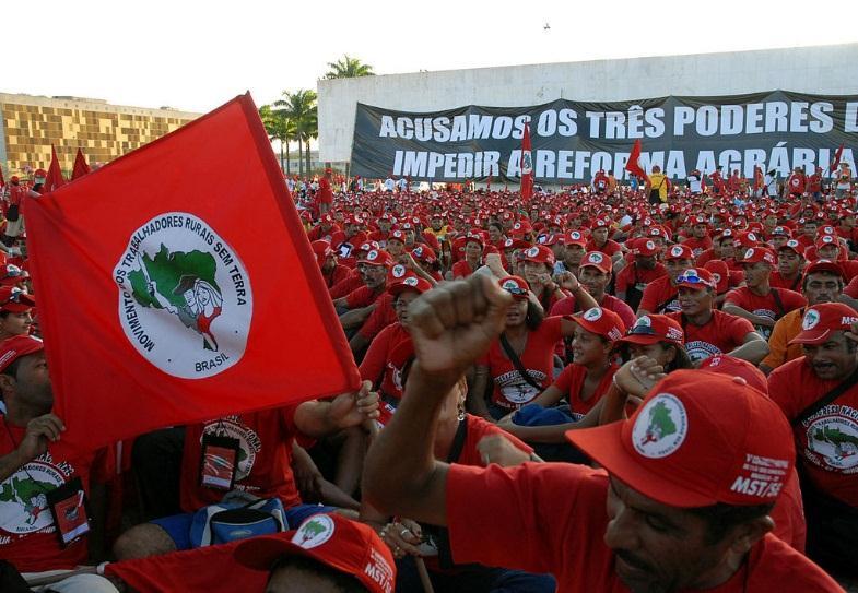 Segundo o MST, em 2013, havia cerca de 100 mil famílias, em mais de 800 acampamentos pelo país, esperando receber lotes de terras.