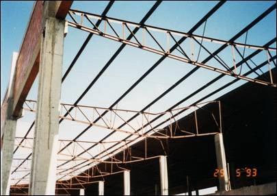 TRELIÇA COMPOSTA POR 22 NÓS E 41 BARRAS ERRO NO DIMENSIONAMENTO DE TRELIÇAS COBERTURA DO GALPÃO DE CASCAVEL INTRODUÇÃO Pretende-se, neste exemplo, analisar a treliça da cobertura objeto da foto