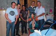 Rotarianos em ação (1) Serviços à comunidade I O Rotary Club de Arujá entregou cadeira de rodas especial para o menino Rafael do bairro dos Correias.