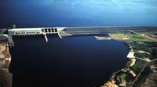 Represa de Balbina, Amazonas Construída no Rio Uatumã, (170 quilômetros de Manaus) Área inundada de 2.360 km².