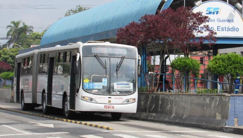 Sistema de Transporte Tronco Alimentado de Vila Luzita Melhoria da frota a) Frota em operação nas linhas tronco TR101 ARTICULADO com portas de ambos os lados TR103 PADRON piso baixo com 3 portas