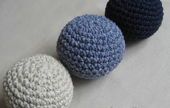 Comece com uma bolinha! Entendendo a receita A melhor maneira de você começar a treinar seu crochê para fazer amigurumis é fazendo uma bolinha.