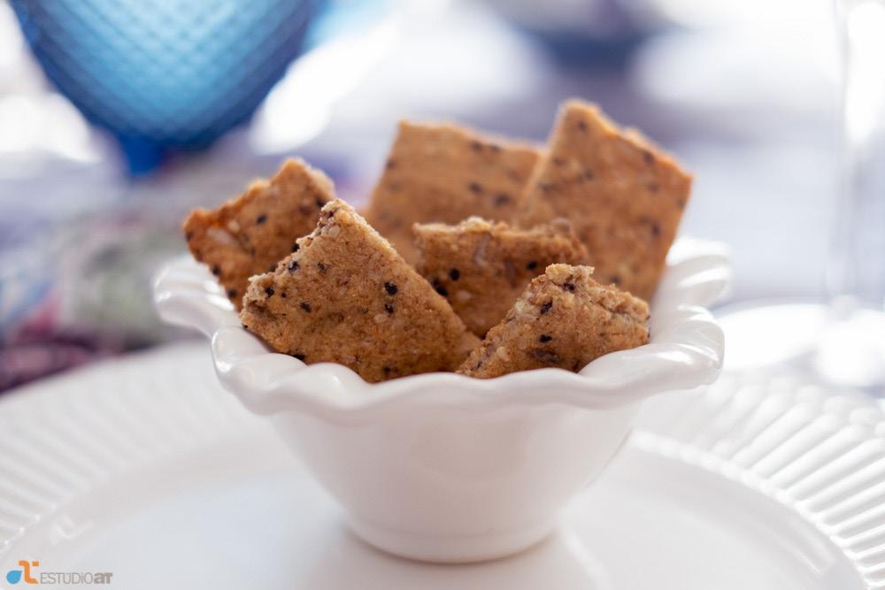 Crackers de Sementes 40g de farinha de coco 30g de farinha de castanha de caju 30g de gergelim branco 5g de psyllium 10 g de fermento