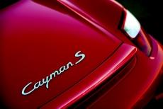 Porsche Cayman S Nascido para ser lenda Pequeno, veloz e muito agradável de dirigir. O Cayman S já é considerado um dos carros mais atraentes da linha Porsche em todos os tempos.