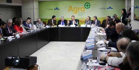 InfoCarne Nro 142 06 de Abril de 2018 Parlamentares europeus conhecem mais sobre o agro brasileiro Exposição foi feita pelo ministro Blairo Maggi, em seu gabinete, acompanhado por equipe do