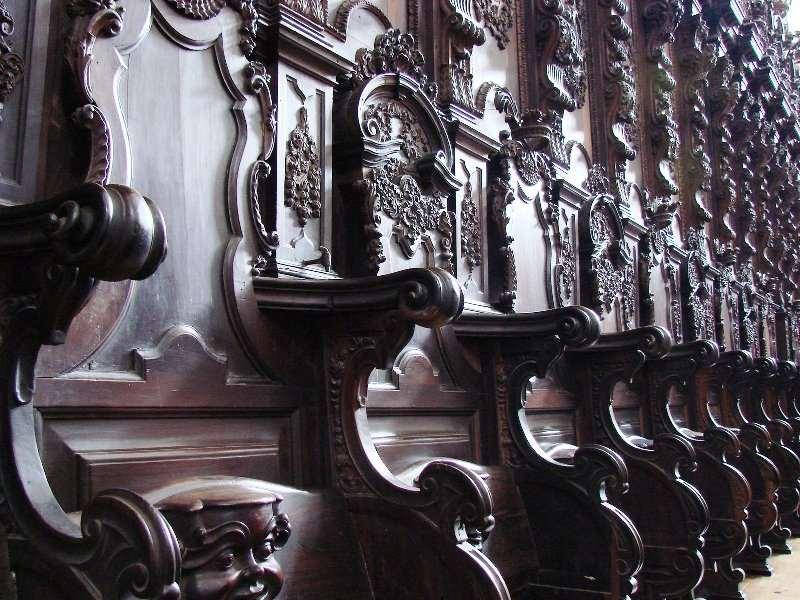 Fig. 6 Mosteiro do Lorvão, cadeiral do coro das monjas (fotografia da autora) Deste modo, compreende-se que a entrada do templo não seja axial, como nos masculinos, mas sim lateral.